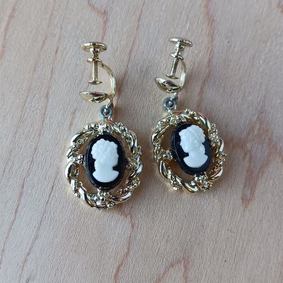 Vintage Gold Tone Faux Cameo Necklace And Screw Back Earring Set Costume Jewelry - Picture 8 of 12